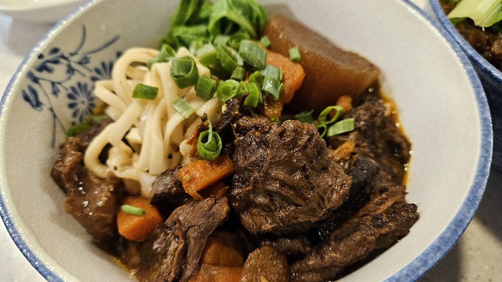 Taiwanese Niu Rou Mian, Braised Beef Noodles 牛肉麵 Cooking Class BeMyGuest Taipei 好客台北 烹飪課 大稻埕
